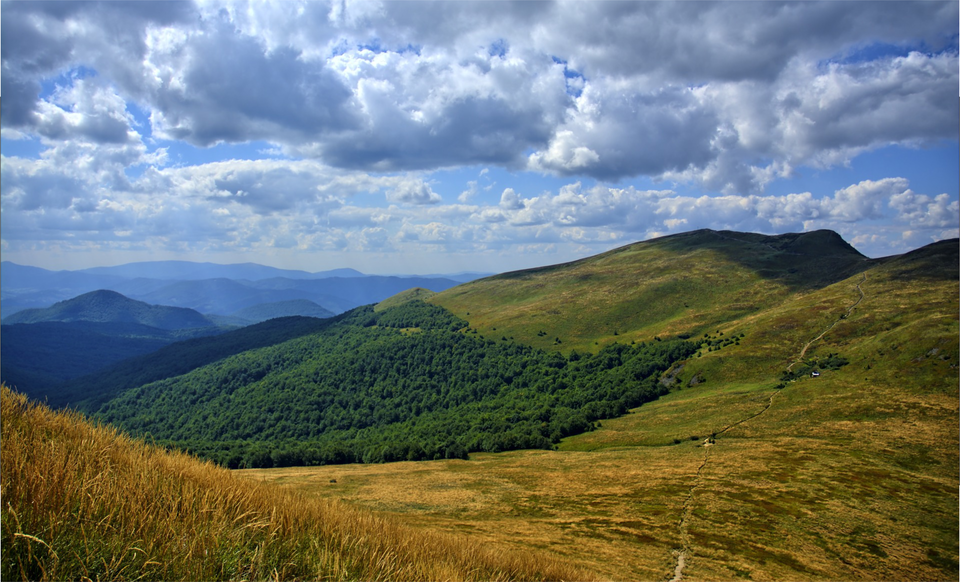 Zdjęcie przedstawia teren wyżynno górzysty oraz niebo.