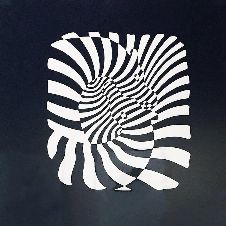 Ilustracja przedstawia dzieło Victora Vasarely „Zebra”. Na czarnym tle, za pomocą białych pasów, zostały przedstawione dwie zebry. Kompozycja przedstawia uproszczone, geometryczne sylwety zebr dokładnie przylegających do siebie. Zwierzęta wypełniają cały kadr i wyglądają, jakby się ze sobą bawiły.