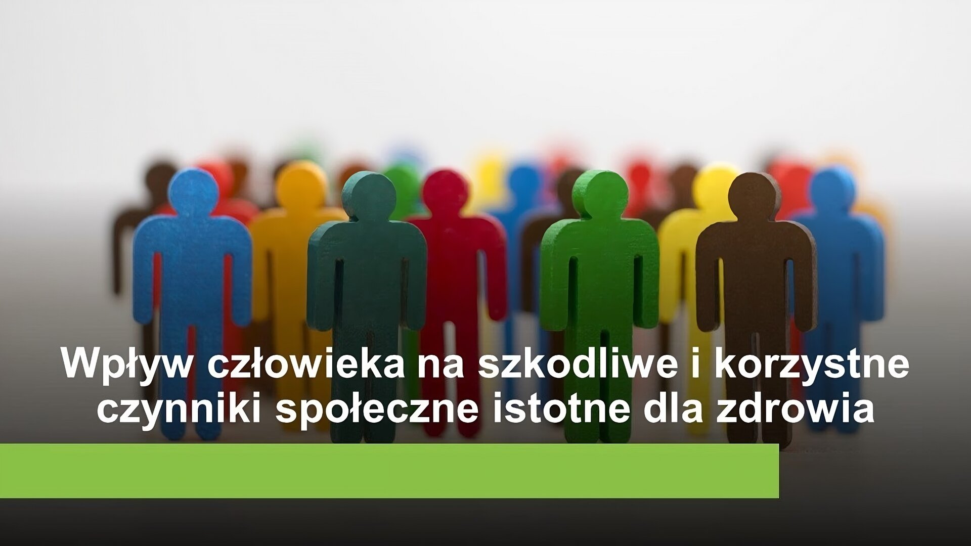 Slajd przedstawia zdjęcie kolorowych figurek przedstawiających ludzi. U dołu slajdu biały napis: „Wpływ człowieka na szkodliwe i korzystne czynniki społeczne istotne dla zdrowia”. Pod napisem gruba, zielona linia.