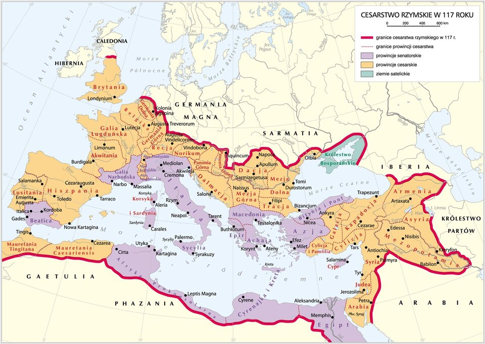 Mapa przedstawia Cesarstwo Rzymskie w 117 roku. Granice Cesarstwa obejmują basen Morza Śródziemnego (północne wybrzeże Afryki, kraje arabskie leżące na Bliskim Wschodzie, kraje południowej Europy), kraje wokół Morza Czarnego oraz kraje Europy centralnej i Zachodniej. Granica Imperium w Europie centralnej przechodziła od Morza Północnego na obszarze współczesnych Niemiec, na zachód od miasta Kolonia. Imperium obejmowało swoim zasięgiem także Brytanię. Na mapie zaznaczono także granice prowincji. Do prowincji cesarstwa należą: Brytania, Germania Dolna, Germania Górna, Belgika, Galia Lugduńska, Akwitania, Hiszpania, Lusitania, Recja, Alpy Pontyjskie, Alpy Kottyjskie, Alpy Nadmorskie, Norikum, Panonia Górna, Panonia Dolna, Dalmacja, Dacja, Mezja Górna, Mezja Dolna, Tracja, Galacja, Cylicja i Pamfilia, Cylicja, Kapadocja, Armenia, Asyria, Mezopotamia, Syria, Judea, Arabia, Mauretania Tingitana, Mauretania Caesariensis. Do prowincji senatorskich należą: Galia Narbońska, Italia, Sycylia, Korsyka i Sardynia, Beatica, Afryka Prokonsularna, Cyrenajka i Kreta, Egipt, Cypr, Azja, Bitynia i Pont, Macedonia, Achaja, Epir. Do ziem satelickich należało Królestwo Bosporańskie.
