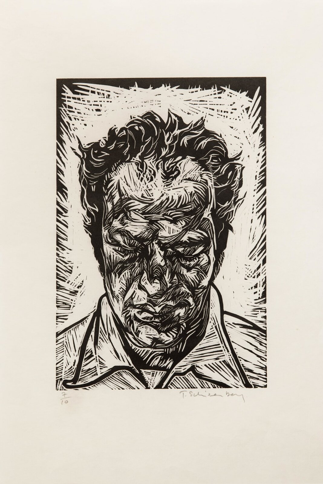 Dzieło autorstwa Tai Shan Schierenberga pod tytułem „Bez tytułu 4” przedstawia portret mężczyzny w średnim wieku, o krótkich nastroszonych włosach i azjatyckich rysach twarzy. Sposób przedstawienia postaci sugeruje, że postać ma zamknięte oczy oraz usta. Portretowany mężczyzna ubrany jest w kurtkę spod której wyłania się koszula.