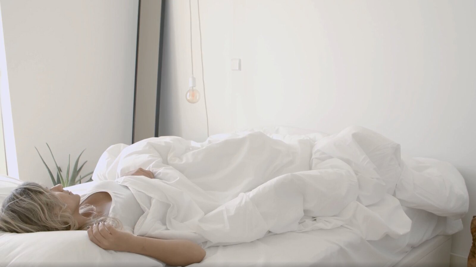   5. Im Urlaub schläft man mehr als gewöhnlich.

Der Urlaub lässt die  tägliche Hektik  vergessen. Man muss nirgendwo hinhetzen und kann seinem Körper die Möglichkeit geben, länger zu schlafen und sich zu regenerieren.

Ilustracja przedstawia wnętrze sypialni. W łóżku, w białej pościeli leży kobieta.
