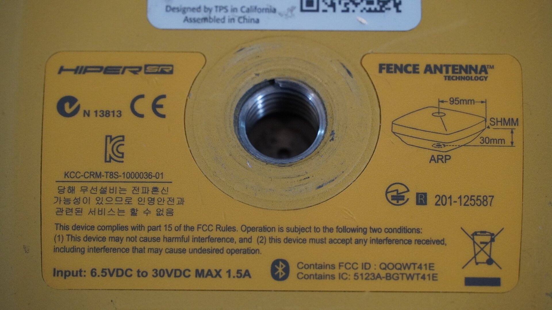 Zdjęcie przedstawia widok gniazda znajdującego się na spodniej ściance urządzenia.