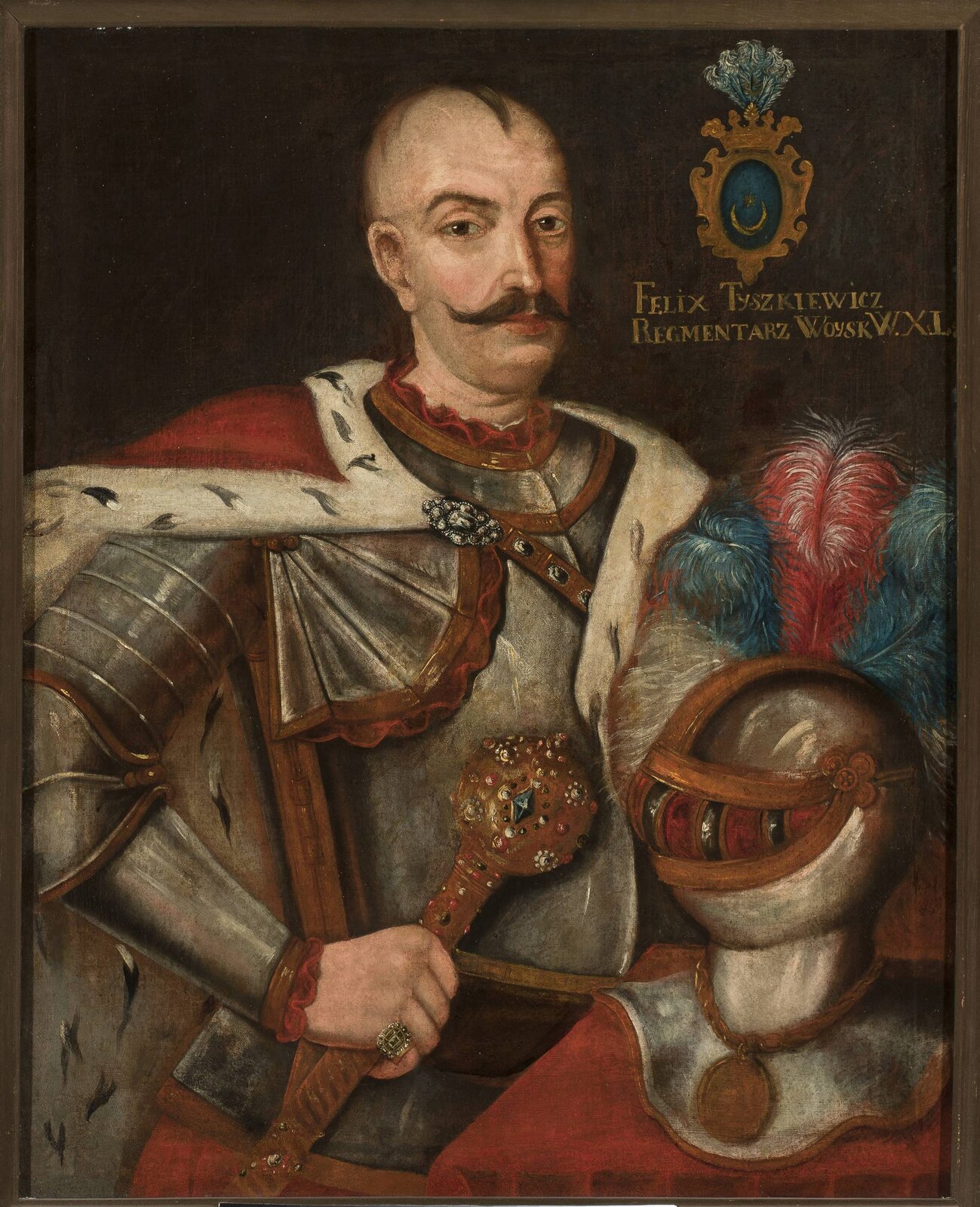 Obraz przedstawia dojrzałego mężczyznę o pociągłej twarzy, wysokim czole i dużych, ciemnych oczach. Mężczyzna ma podgoloną na bokach głowę, sumiaste wąsy. Ubrany jest w rycerską zbroję, na ramionach ma płaszcz. W prawej dłoni trzyma buławę. Przed mężczyzną stoi rycerski hełm z piórami na czubku.