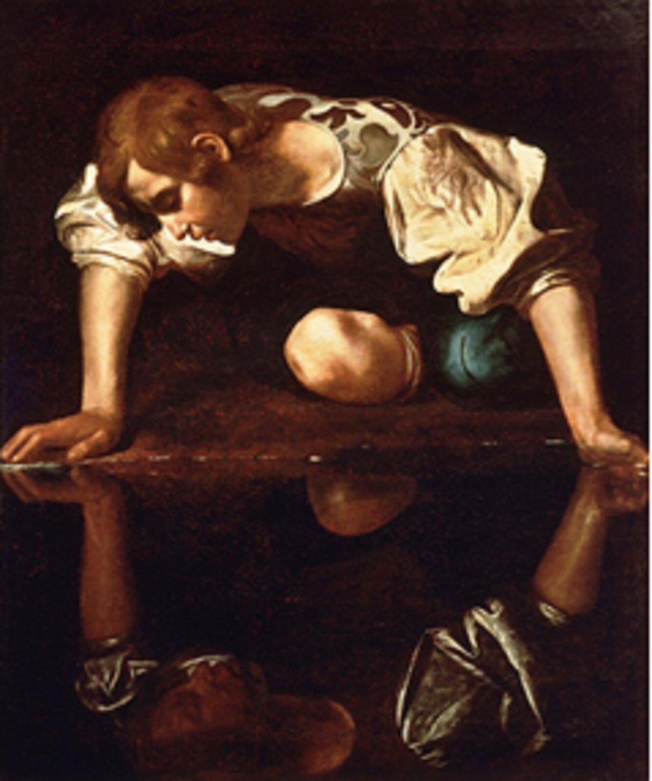 Ilustracja przedstawia dzieło Caravaggio pt. „Narcyz”. Artysta namalował młodego i pięknego młodzieńca, który klęcząc pochyla się nad spokojnym lustrem wody. Mężczyzna opiera się w niewygodnej pozycji na kolanach, jego ciało jest mocno pochylone do przodu. Narcyz ma delikatną twarz, długie włosy. Ubrany jest w strój zgodny z epoką. Narcyz zapatrzony jest we własne odbicie, nie może oderwać wzroku.