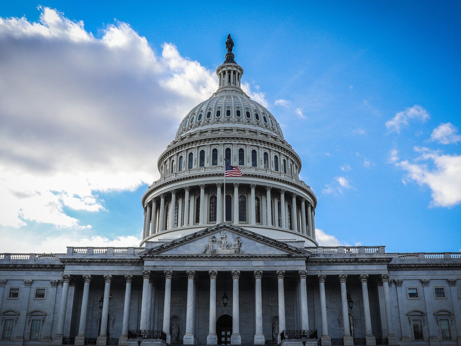 Zdjęcie przedstawia budynek z wieloma kolumnami podtrzymującymi sklepienie dachu. Na dachu widoczna duża kopuła. Na szczycie kopuły widoczna rzeźba. 