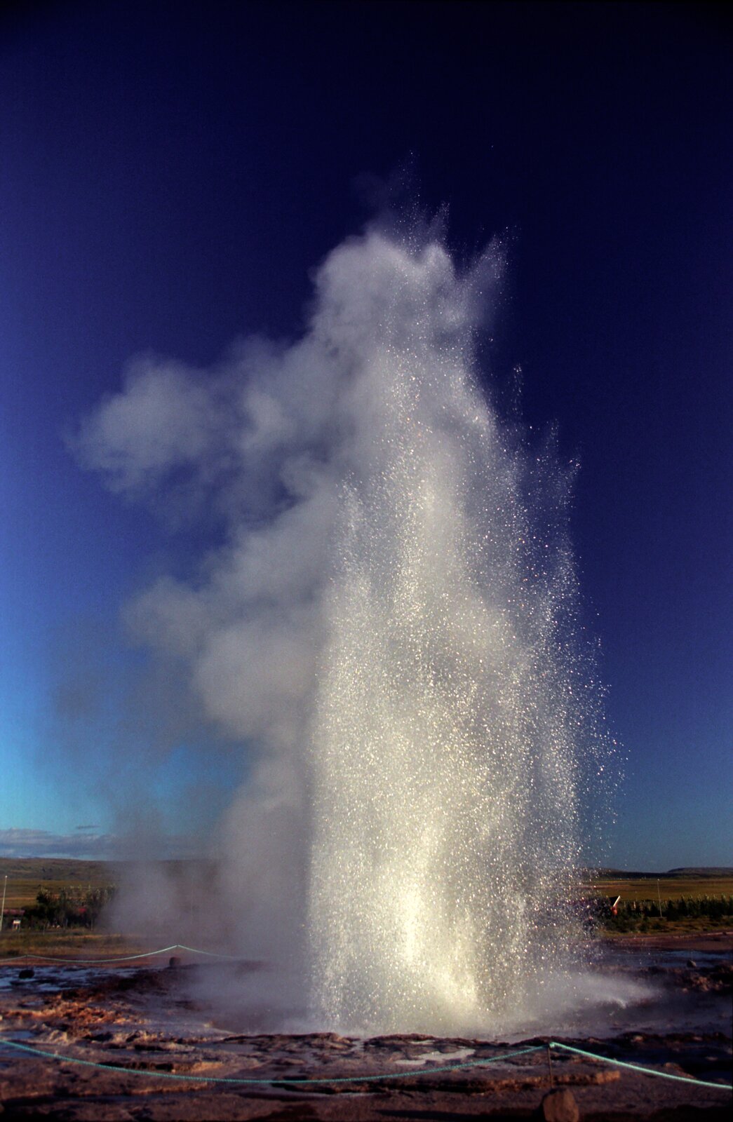 Fotografia ukazuje fontannę wody tryskającej z gejzeru.