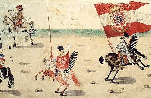 Ilustracja przedstawia fragment rolki sztokholmskiej z postacią Sebastiana Sobieskiego z chorągwią królewską. Z tyłu widoczny jest jeździec na białym koniu, a z przodu przedstawiony ubrany w zbroję żołnierz na koniu o jasnej sierści. W lewej ręce trzyma tarczę z orłem na czerwonym tle, w prawej białą, powiewającą na wietrze chorągiew. Na plecach ma czarne, husarskie skrzydła. Kolejna osoba na koniu ciemnej maści to Sebastian Sobieski - starszy mężczyzna z siwym wąsem i ciemnym nakryciem głowy z pióropuszem. Ubrany jest w długi, bogato zdobiony płaszcz. U boku ma szablę, a na plecach czarne skrzydła husarskie. W prawej ręce dzierży chorągiew królewską, która ma czerwony pas na górze, biały pośrodku i czerwony na dole. Pośrodku chorągwi znajduje się herb Rzeczypospolitej.