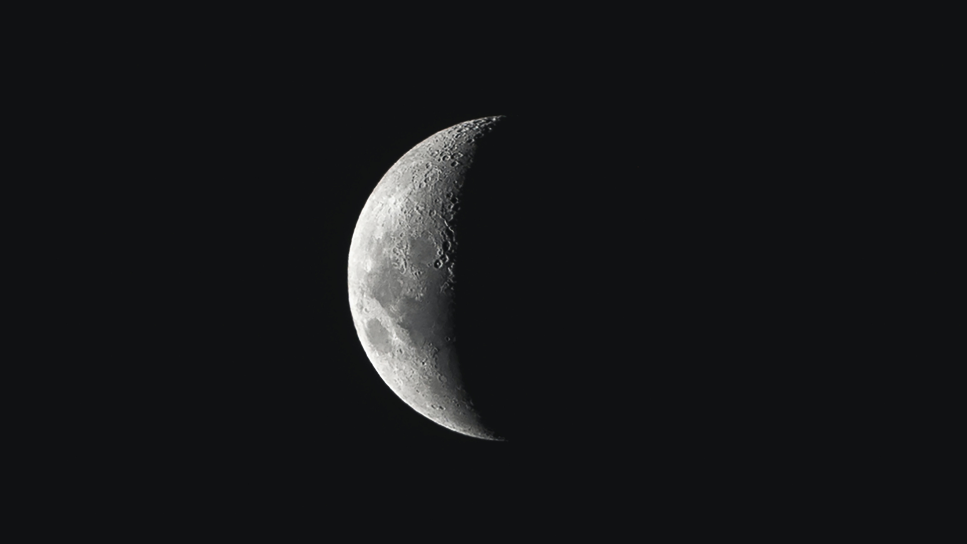 Zdjęcie przedstawia księżyc. Księżyc jest w kształcie sierpa.