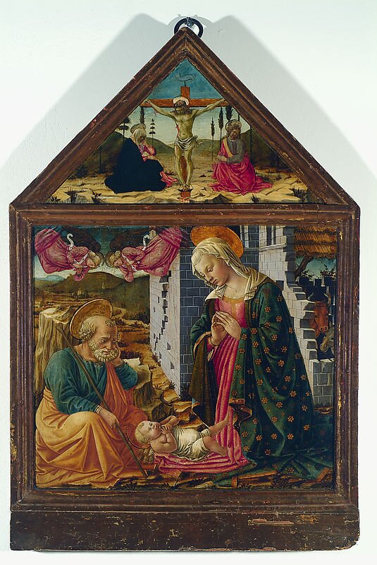 Obraz przedstawia dwie sceny z Nowego Testamentu. Scena w głównej, kwadratowej części obrazu przedstawia chwile po narodzinach Jezusa. W pobliżu murowanego budynku znajduje są troje ludzi. To klęcząca Matka Boska, ze złożonymi do modlitwy dłońmi, pochylająca się nad leżącym na ziemi niemowlęciem, Jezusem Chrystusem. Naprzeciw niej siedzi Święty Józef. Podpiera głowę lewą ręką. Patrzy się na Jezusa Chrystusa. Unoszą się nad nim dwaj aniołowie. Scena w górnej, trójkątnej części obrazu przedstawia ukrzyżowanego Jezusa. Po lewej stronie znajduje się przy krzyżu klęcząca Matka Boska. Po prawej stronie znajduje się klęcząca Maria Magdalena.