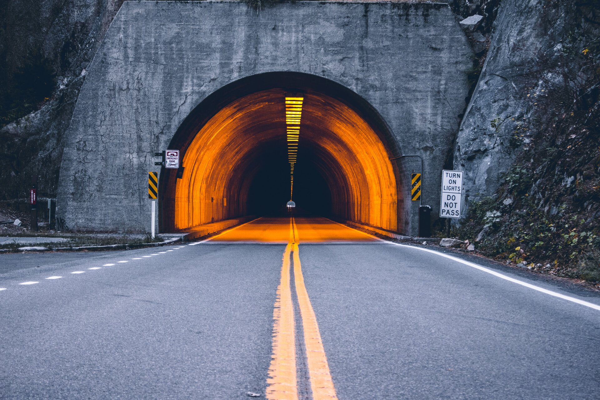 Na ilustracji przedstawiono drogę prowadzącą przez ciemny tunel.