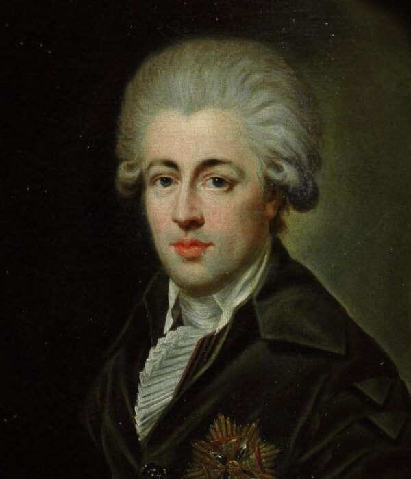 Ilustracja przedstawia Ignacego Potockiego. Ma on białe włosy zwinięte w loki nad uszami. Ma jasną cerę oraz wydatne, czarne brwi. Ubrany jest w czarną marynarkę. Na lewej piersi ma odznaczenie krzyża. Pod marynarką ma białą koszulę z kołnierzem pod szyję.