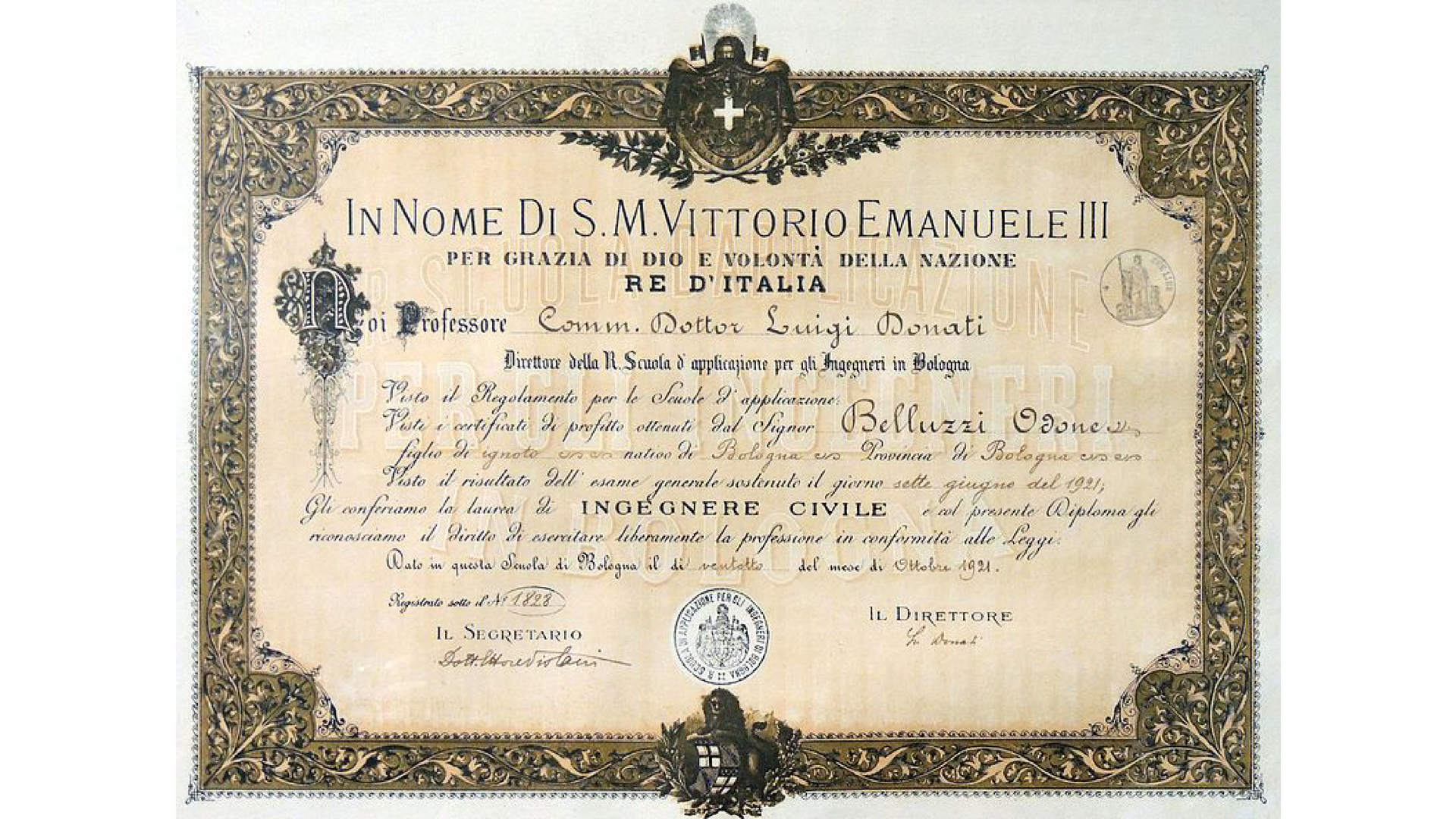 Grafika przedstawia dyplom ukończenia studiów pierwszego stopnia. Dyplom wygląda jak stary dokument pisany odręcznym pismem. Na górze dyplomu znajduje się duży napis: In nome di S. M. Vittorio Emauelle III. Następnie znajdują się  wszystkie dane, a na dole podpisy i pieczęcie. Wokół dyplomu znajdują się ozdobne wzorki.