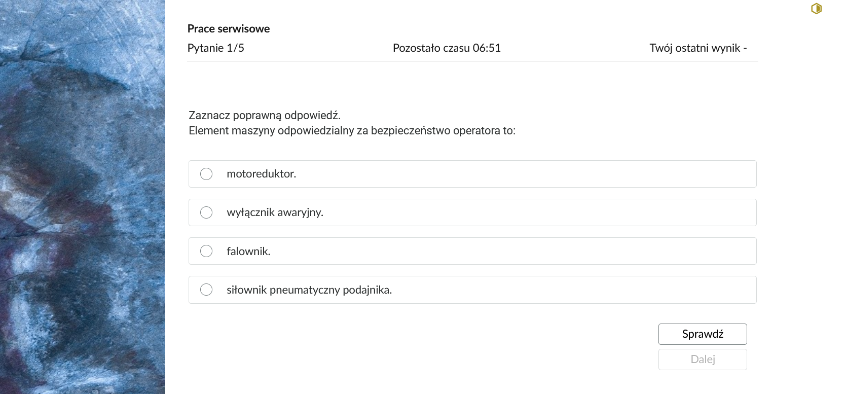Grafika przedstawia przykładowe zadanie testowe. Ponad poleceniem widać numer pytania, czas, który pozostał na wypełnianie testu, oraz ostatni uzyskany wynik. Pod poleceniem znajdują się możliwe odpowiedzi. W prawym dolnym rogu panelu z zadaniem znajdują się dwa przyciski. Są to "Sprawdź" oraz "Dalej".
