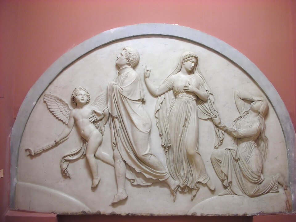 Zdjęcie przedstawia płaskorzeźbę. Ukazane są na nim cztery postacie. Po lewej stronie unosi się anioł pod postacią chłopca. Dziecko ma krótkie, kręcone włosy. Unosi głowę. Jest nagi. Prowadzi za rękę mężczyznę w sile wieku ubranego w długie szaty. Postać ta unosi głowę, ukazując lewy profil. Dalej stoi młoda kobieta. Ukazuje lewy półprofil. Na głowie ma wianek i dość długi welon. Za jego koniec pociąga klęcząca kobieta w sile wieku. Postać ukazuje lewy profil. Ma długie, proste włosy. Odchyla głowę do tyłu i opiera prawą dłoń o czoło w geście rozpaczy. Jest ubrana w długą sukienkę.