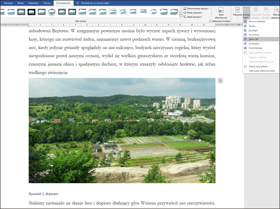 Zrzut ekranu z programu Word. Wybrano kartę Formatowanie. Następnie wybrano opcję Zawijaj tekst. Pod nią znajduje się lista opcji dotycząca zawijania tekstu. Zaznaczono Góra i dół. W obszarze roboczym znajduje się strona z tekstem i obrazem między akapitami. Obraz pod spodem ma podpis