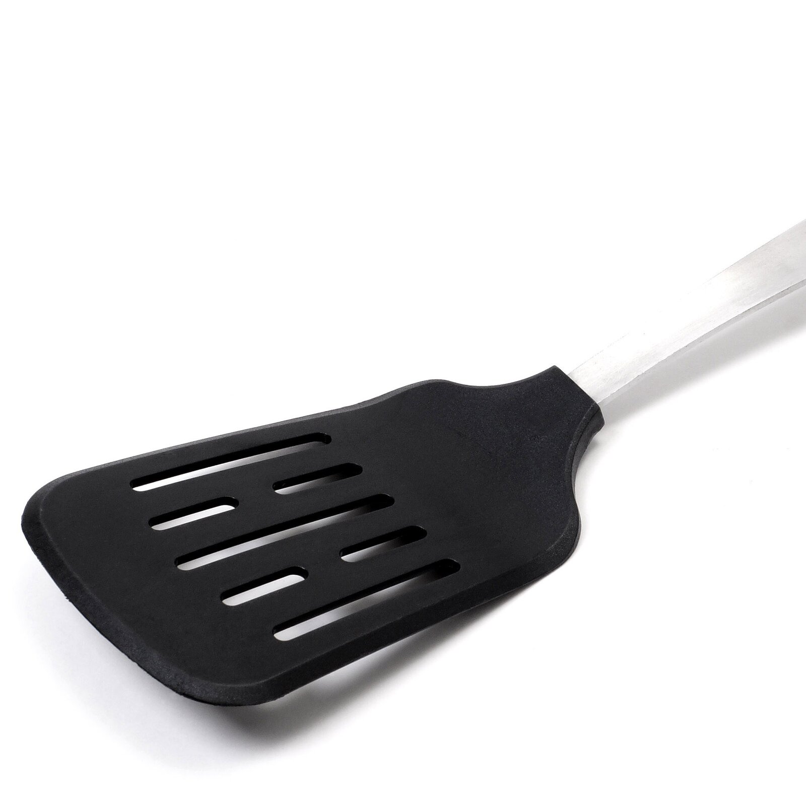 Zdjęcie przedstawia łopatkę służącą do przewracania naleśników lub kotletów. Łopatka wykonana jest z żaroodpornego plastyku. Pod zdjęciem transkrypcja [odtwórz]