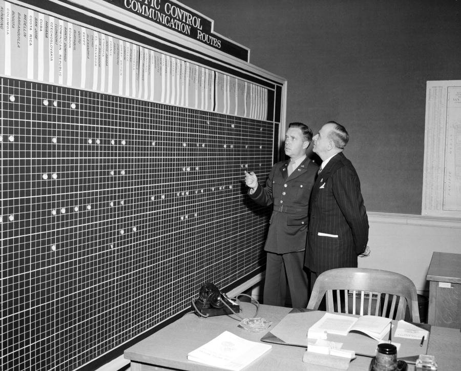 Zdjęcie przedstawia dwóch mężczyzn, którzy stoją przed tablicą z diodami.