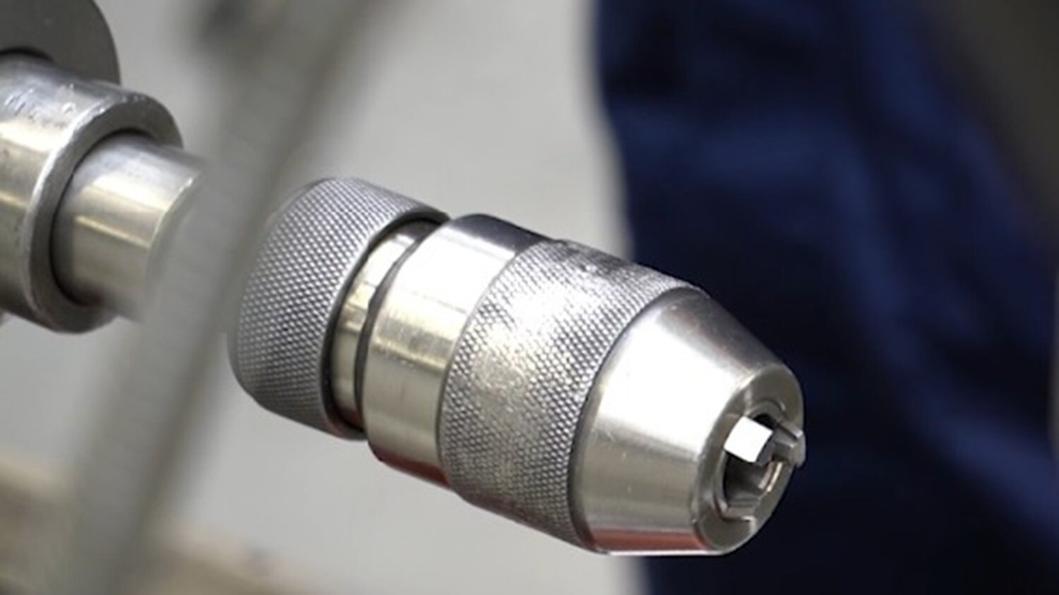 Ilustracja przedstawia uchwyt wiertarski. Zbudowany jest z mocowania, tulei obrotowej, zębatki mocującej, korpusu i szczęki. Jest on w kształcie walca. przy końcu posiada cylinder. Znajdują się na nim nakrętki. Uchwyt wiertarski służy do mocowania wierteł z chwytem cylindrycznym w maszynie.