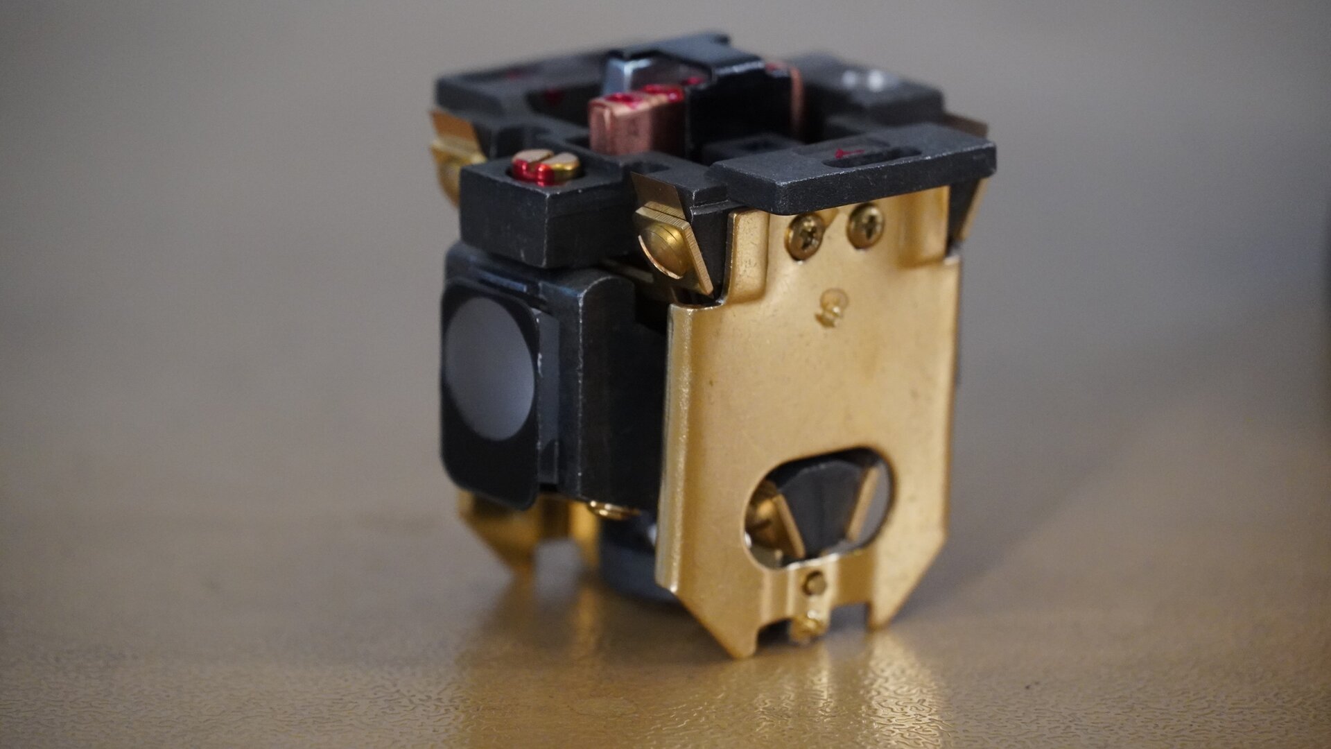 Na zdjęciu ukazano kompensator widziany z boku.