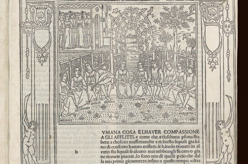 Zdjęcie przedstawia fragment czarno‑białej ryciny ze strony Dekameronu. Na górze znajduje się rycina, poniżej drukowany tekst w języku włoskim. Rycina przedstawia ogrodzony ogród, w którym siedzi w półkolu dziesięć osób. Jest to siedem kobiet i trzech mężczyzn w dworskich strojach. Mężczyzna po lewej stroni trzyma lutnię, kobieta pośrodku trzyma skrzypce. U stóp postaci znajdują się napisy z ich imionami. Od lewej: Neiphile, Papinea, Emilia, Paphilo, Philomena, Fiameta, Dioneo, Elisa, Lavreta, Philostrate. Przed nimi pasą się na trawie zając i kuropatwa. W lewym górnym rogu znajduje się fragment budowli, w której stoją stłoczeni ludzie. Nad głowami siedzących rosną różne rośliny, na nich siedzą ptaki. Po bokach ryciny znajdują się dwie kolumny ozdobione motywami roślinnymi i kwiatowymi. U stóp kolumn stoją nagie postacie kobiet dmiące w długie rogi uniesione ku górze.