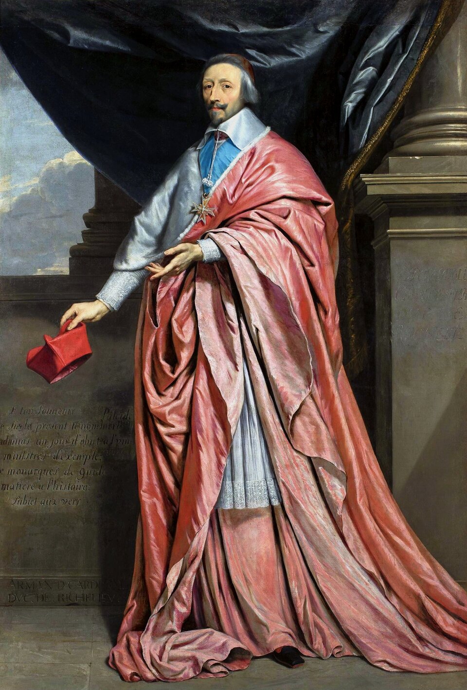 Ilustracja przedstawia obraz Philippe de Champaigne „Portret Kardynała Richelieu”. Na obrazie znajduje się starszy mężczyzna, na co wskazują siwe włosy, broda i wąsy. Ubrany jest w biało‑czerwoną suknię oraz czerwone okrycie. Na głowie ma także czerwony czepek. W ręku trzyma czerwony, kardynalski biret. Za mężczyzną znajduje się niebieska kotara, a obok niego jasna kolumna.