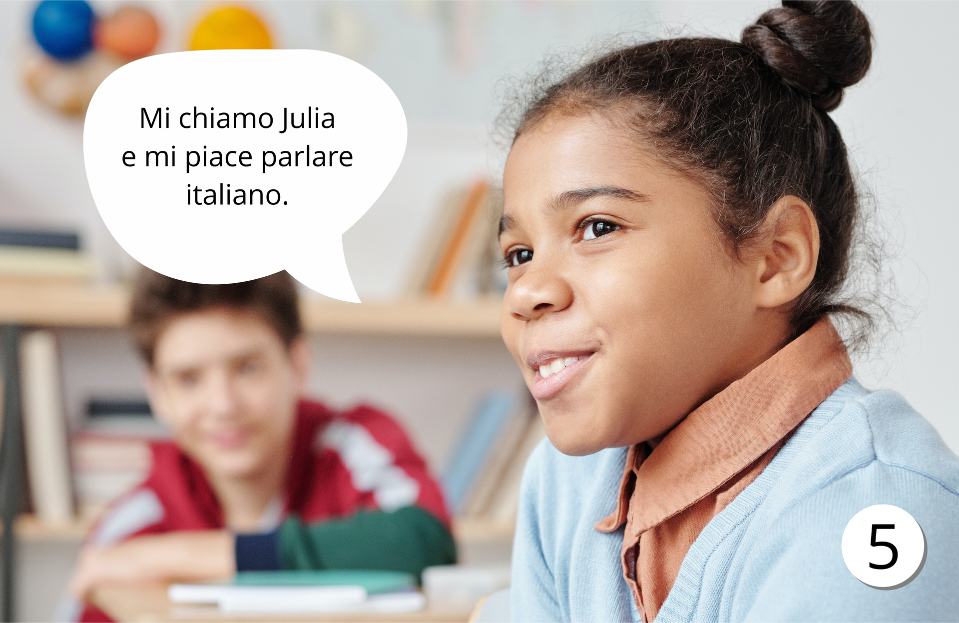 Zdjęcie przedstawia uśmiechniętą dziewczynkę. Obok dziewczynki znajduje się dymek z napisem: Mi chiamo Julia e mi piace parlare italiano.
