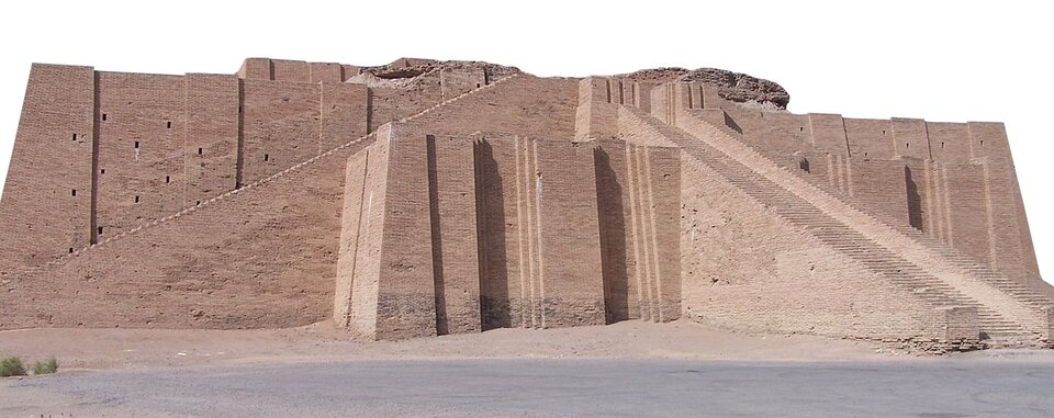 Na zdjęciu znajduje się ogromna masywna kamienna budowla. Posiada ona kilka maleńkich okien i ogromne schody zbudowane na pochylni prowadzące na jej szczyt. 