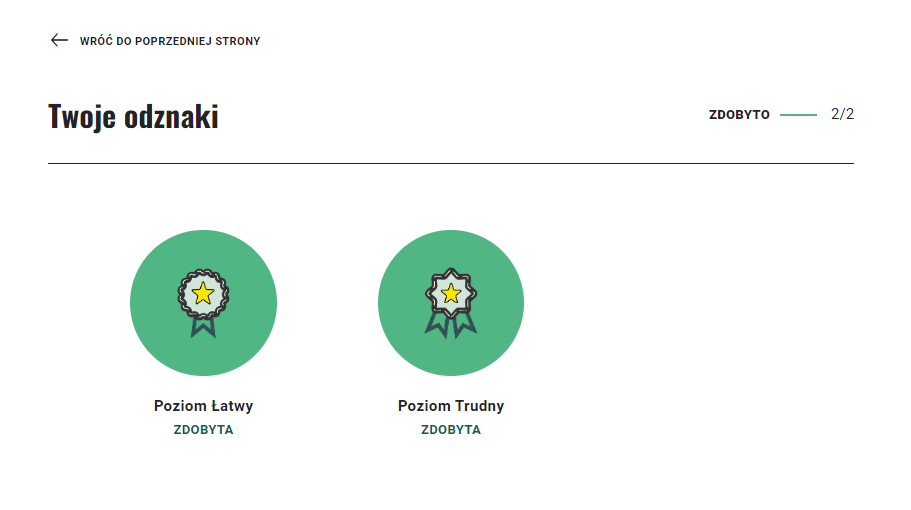 Przykładowe odznaki w grze. Przedstawione grafiki odznaki z komunikatem "zdobyta" zarówno z poziomu łatwego, jak i trudnego.
