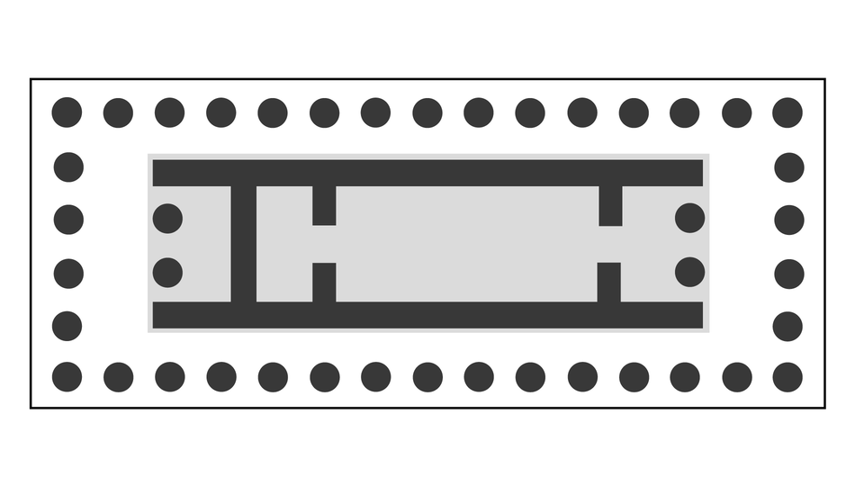 Ilustracja przedstawia plan budowli. Wewnątrz znajduje się duża, obrysowana grubą linią przestarzeń – główne pomieszczenie budowli. Jest ono podzielone krótszymi poprzecznymi liniami na cztery części. W dwu zewnętrznych znaczono po dwa czarne punkty. Ponadto wzdłuż całego obwodu budowli zaznaczono liczne czarne punkty.