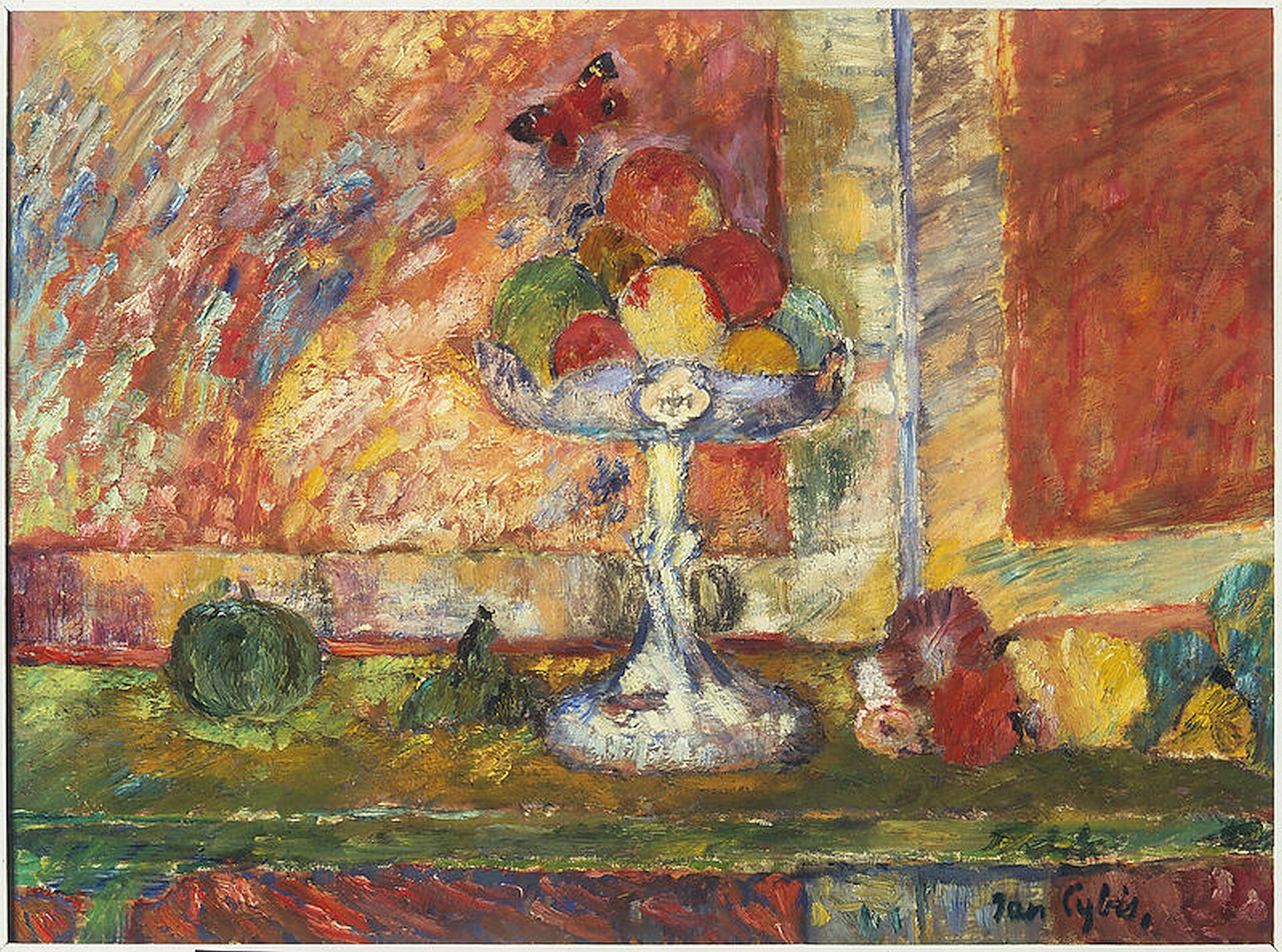 Ilustracja  przedstawia obraz olejny „Martwa natura z motylkiem”, autorstwa Jana Cybisa. Artysta, przy pomocy dynamicznych pociągnięć pędzla, namalował martwą naturę ustawioną na blacie zielonego stołu. W centrum kompozycji stoi biała, ozdobna patera o wysmukłej nóżce, na której leżą różnokolorowe owoce. Nad paterą unosi się czerwony motylek z czarno‑białymi cętkami na skrzydłach. Po lewej i prawej stronie naczynia znajdują się różnobarwne plamy ekspresyjnie malowanych warzyw i owoców. Martwa natura ustawiona jest na tle migoczącej, namalowanej grubymi pociągnięciami pędzla, czerwono‑brązowo‑żółtej ściany, którą gdzieniegdzie ochładzają plamki błękitnego i niebieskiego koloru. Ścianę dzielą na cztery płaszczyzny, pionowe i poziome, szerokie pasy o chłodniejszej kolorystyce. Kompozycja utrzymana jest w szerokiej, ciepłej gamie barw z dominacją rudawych czerwieni.