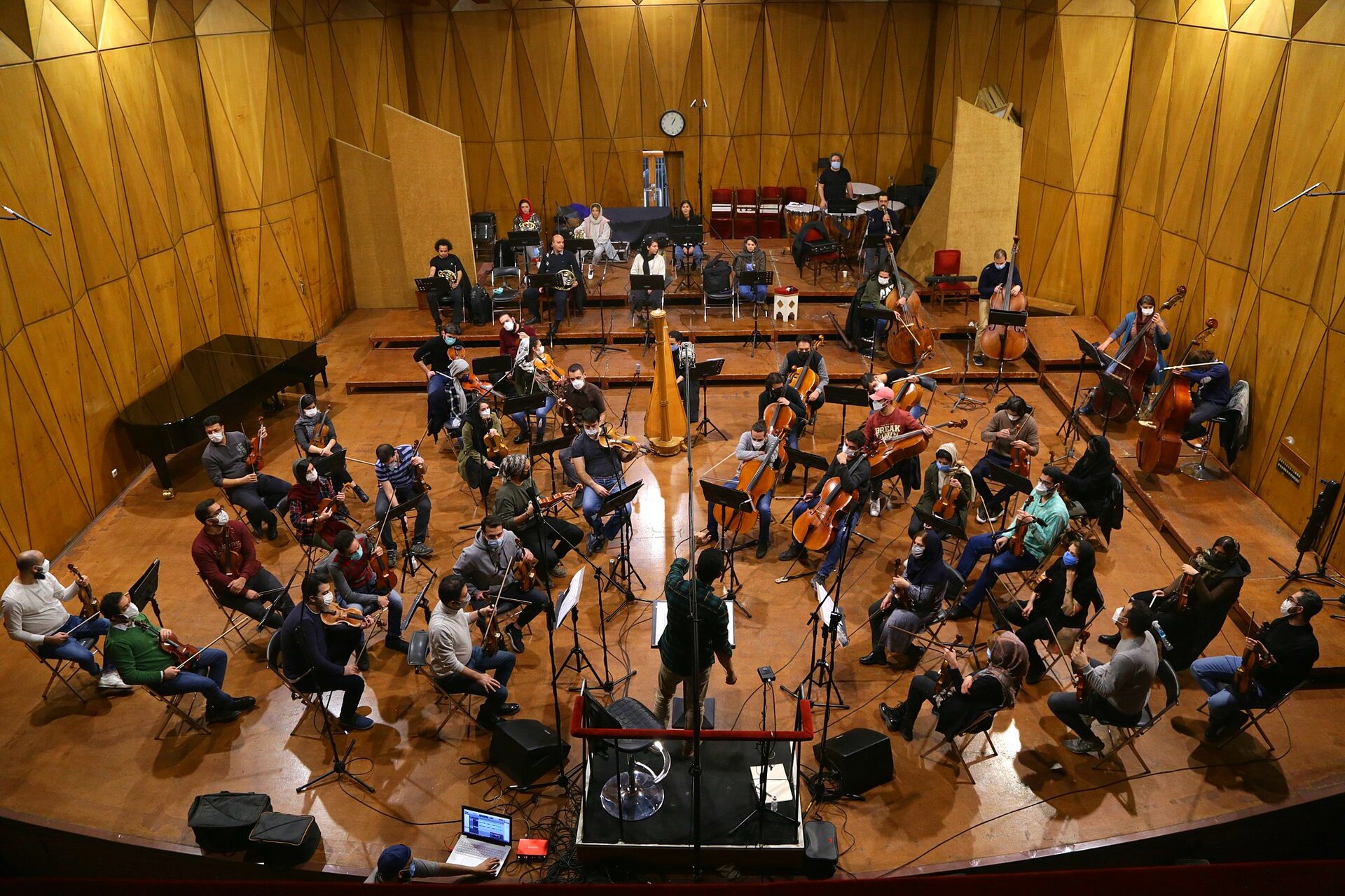 Zdjęcie przedstawia orkiestrę podczas próby na scenie. 