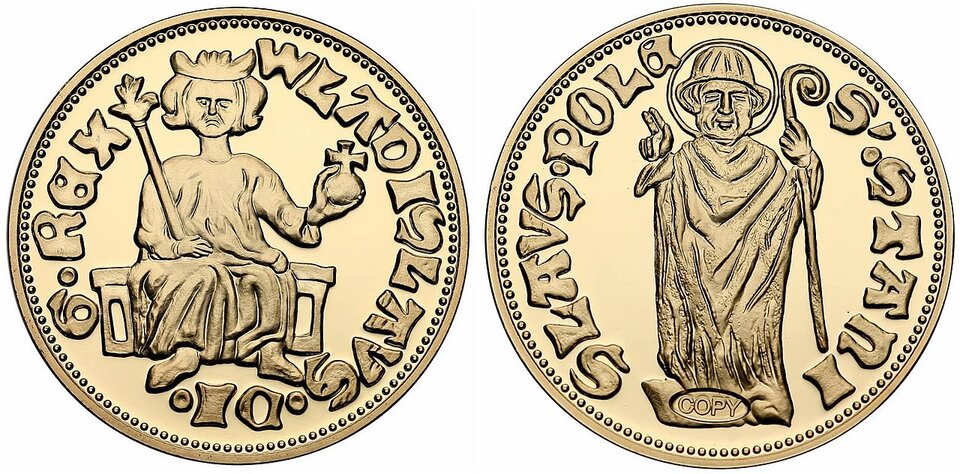 Ilustracja przedstawia awers i rewers monety. Na jednej stronie znajduje się władca siedzący na tronie i trzymający berło i królewskie jabłko. Druga część monety przedstawia duchownego w aureoli, trzymającego laskę oraz wyciągniętą rękę z wyprostowanymi dwoma palcami. Obie części posiadają łacińskie napisy. 