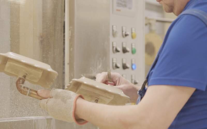 Krok trzeci. Ocena makroskopowa surowców według określonych kryteriów. Czwarte zdjęcie przedstawia mężczyznę oceniającego wyroby.