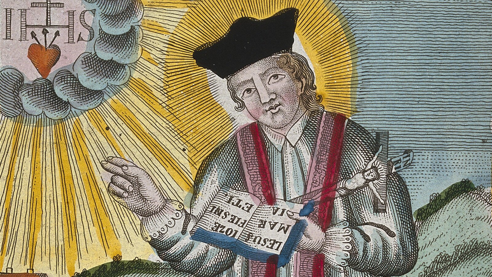 Ilustracja przedstawia obraz, na którym widoczna jest postać duchownego, który ubrany jest w ornat, na głowie ma czary biret, a na szyi ma przewieszoną czerwoną stułę. Wokół jego głowy, lekko pochylonej w lewo, widoczna jest żółta, promienista aureola. Jego prawa ręka jest lekko ugięta i podniesiona, a kciuk, palec wskazujący i środkowy są wyprostowane i ułożone w geście błogosławieństwa. W lewej dłoni, na wysokości klatki piersiowej, trzyma krzyż oraz otwartą księgę z łacińskimi napisami. W lewym górnym rogu widoczny jest monogram IHS, poniżej którego widoczne jest serce z trzema strzałami skierowanymi w górę. Monogram jest otoczony okręgiem z obłoków, od którego odchodzą żółte promienie.