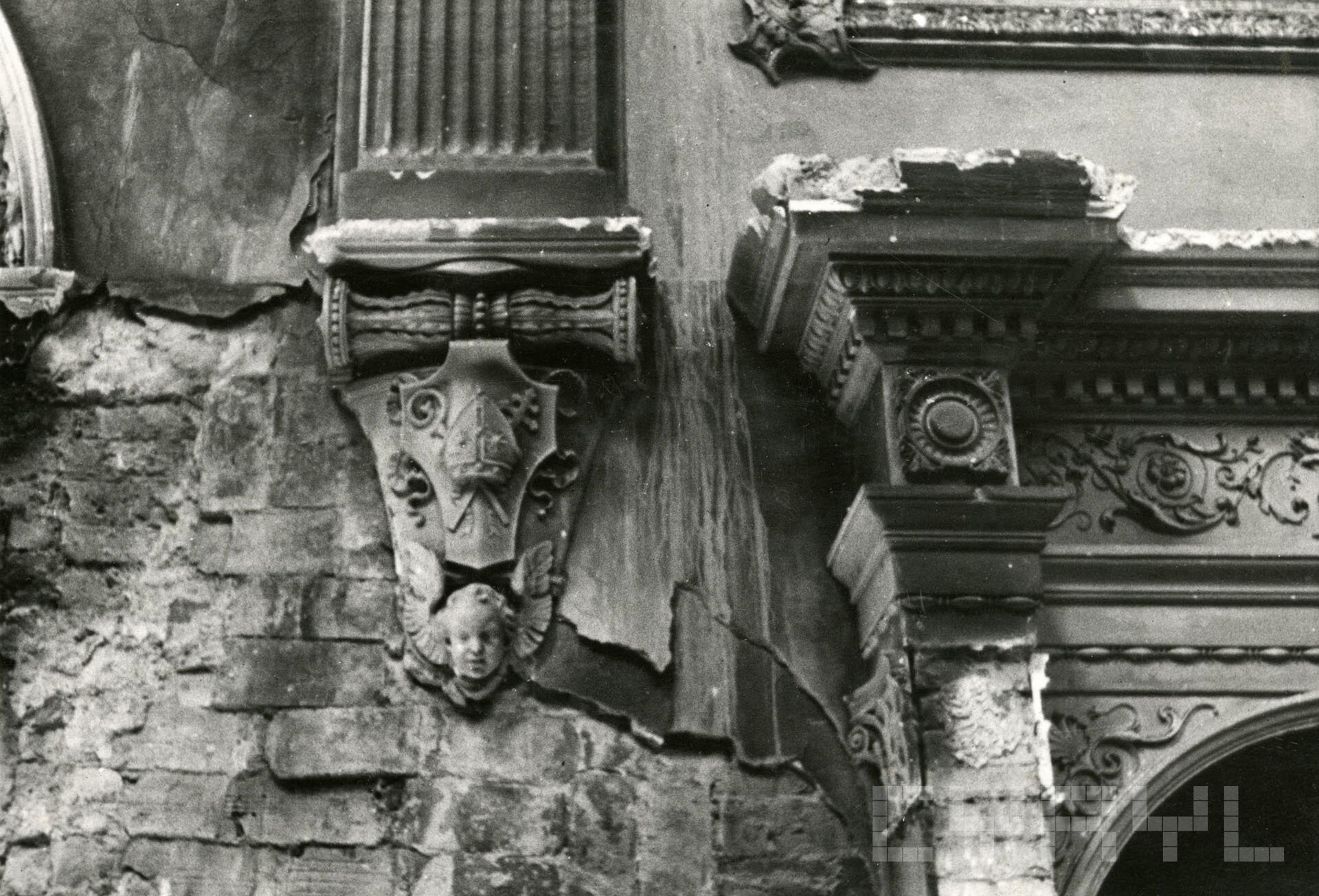 Fragment katedry w Poznaniu; widoczne zacieki spowodowane oddziaływaniem czynników zewnętrznych, brakiem odprowadzenia wód opadowych