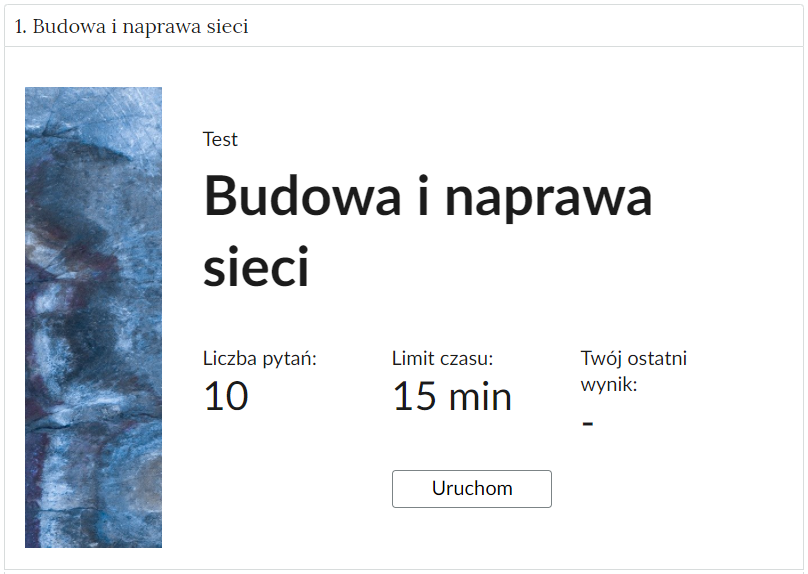 Grafika przedstawia przykładowy wygląd panelu testu. Składa się on z tytułu testu, informacji o liczbie pytań, czasie, w którym należy rozwiązać test, oraz o ostatnim uzyskanym wyniku. Poniżej widać przycisk Uruchom.
