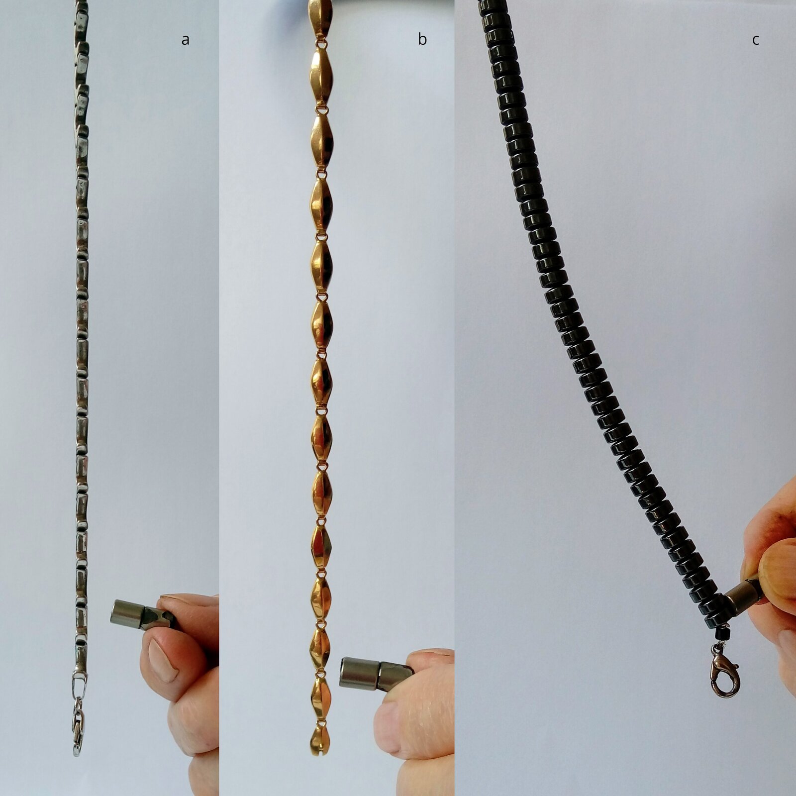 Rys. 1. Zdjęcie przedstawia trzy sytuacje. (od lewej) rys. a. przedstawia wiszący srebrny łańcuszek. Po prawej dłoń (kciuk i palec wskazujący) trzymająca magnes. Magnes nie przyciąga srebrnego łańcuszka. (po środku) rys. b. przedstawia wiszącą złotą bransoletkę. Po prawej dłoń (kciuk i palec wskazujący) trzymająca magnes. Magnes nie przyciąga złotej bransoletki. (po prawej) rys. c. Rysunek przedstawia wiszące korale zrobione z hematytu. Po prawej dłoń (kciuk i palec wskazujący trzymająca magnes. Magnes przyciąga korale z hematytu.