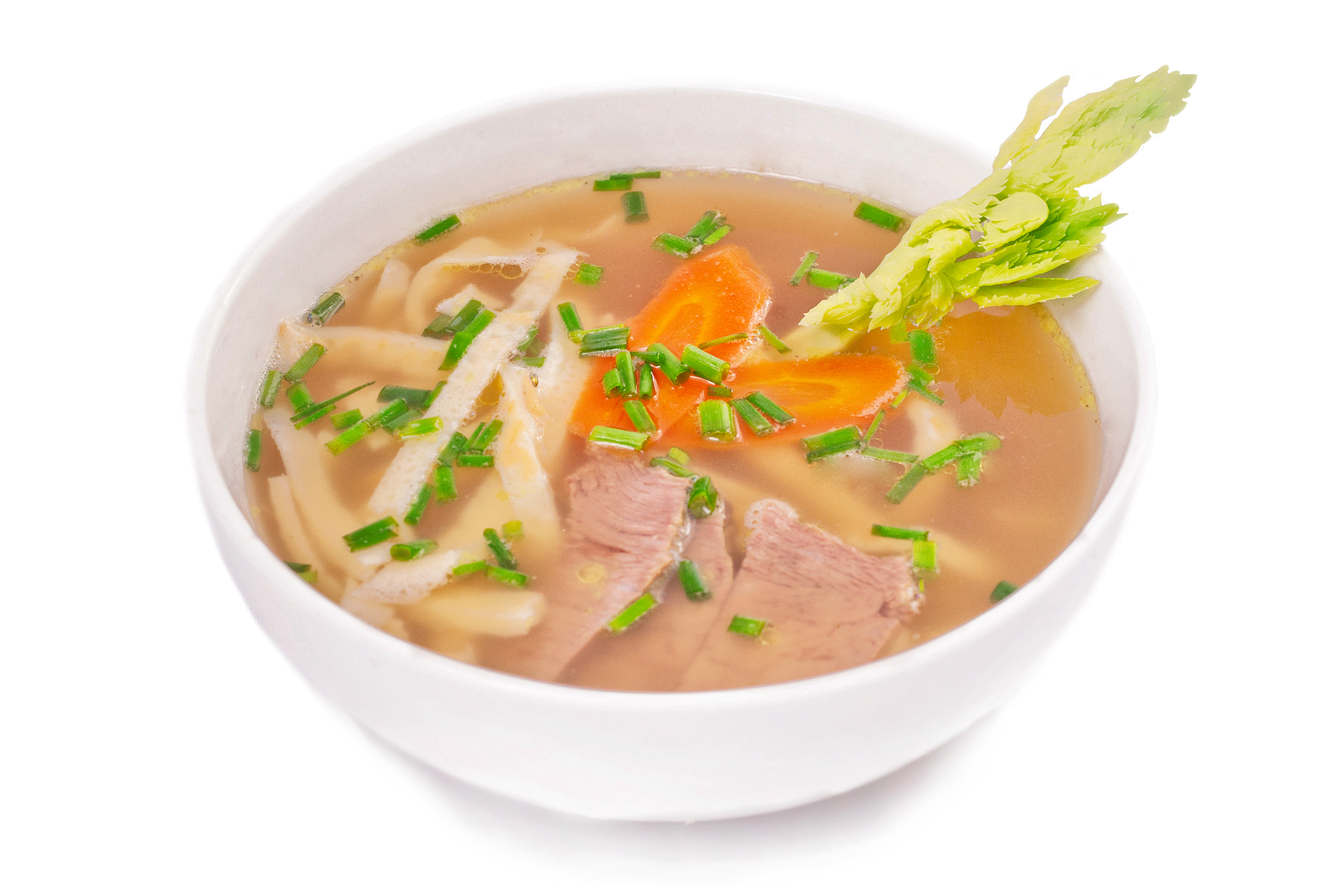 Rosół, w którym znajdują się makaron, warzywa i mięso. 