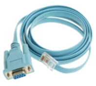 Fotografia przedstawia przewód konsolowy.  Jeden koniec ma on zakończony RJ45, a drugi niebieską końcówką z ośmioma wtykami oraz dwiema śrubami stabilizującymi połączenie.