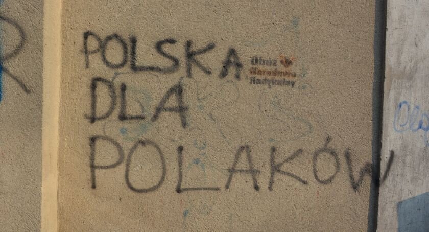 Zdjęcie przedstawia ścianę. Jest na niej zrobiony sprayem napis: Polska dla Polaków. Obóz Narodowo‑Radykalny. 