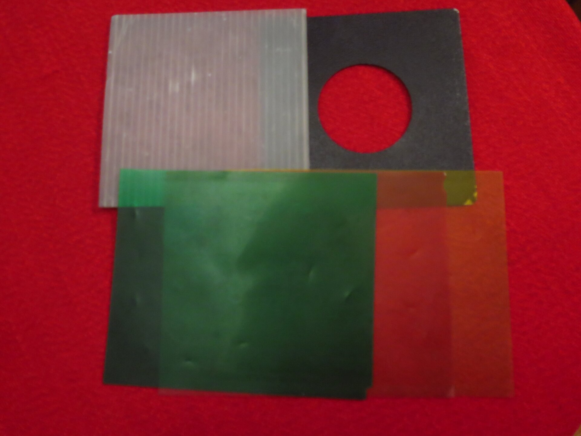 Na zdjęciu widać filtry oświetleniowe czyli folie w różnych kolorach.