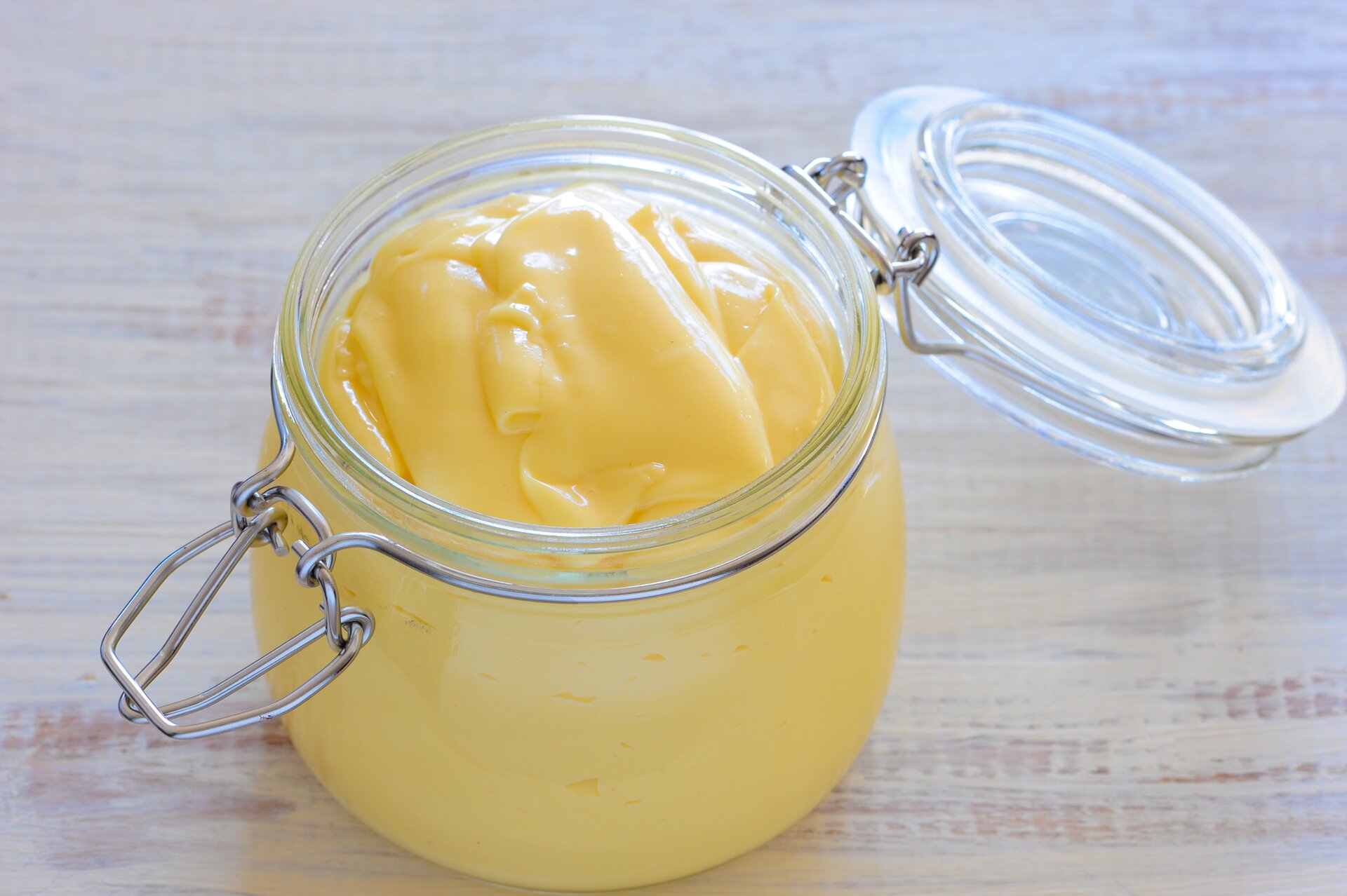 Majonez to przykład emulsji przygotowanej przez zmieszanie m.in. oleju i żółtek jaj. Zawarta w żółtkach lecytyna pełni rolę emulgatora