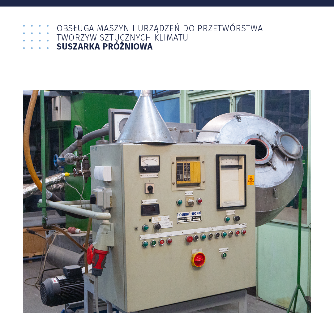 Ilustracja zatytułowana: Obsługa maszyn i urządzeń do przetwórstwa tworzyw sztucznych klimatu. Suszarka próżniowa. Na ilustracji jest urządzenie w postaci skrzynki. W przedniej części znajdują się przyciski, wskaźniki. W górnej części skrzynki znajduje się element przypominający odwrócony lejek. Z boku skrzynki jest metalowy bęben.