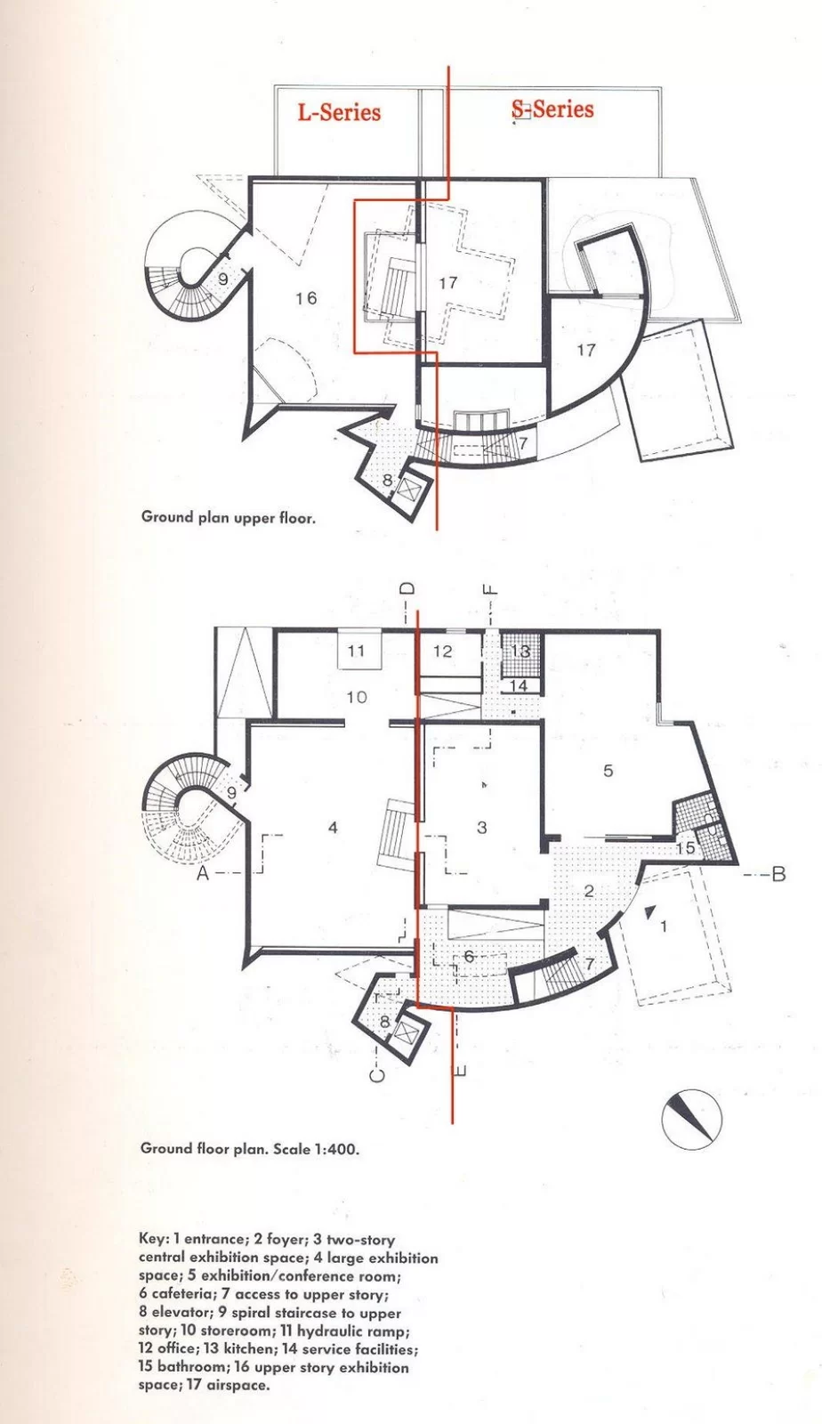 Ilustracja przedstawia plan budynku składający się z dwóch fragmentów. Pod pierwszym planem obecny jest napis „Ground plan upper floor”, a pod drugim – „Ground floor plan. Scale 1:400.” Pod nim umieszczono 9 linijek tekstu opisującego budynek z numerami od 1 do 17, obecnych również na planach. Pierwszy plan tworzą czarne, grube linie zewnętrzne oraz cieńsze, ciągłe i przerywane linie w środku budynku. Wewnątrz obecna jest łamana, czerwona linia, przebiegająca prze pomieszczenia. U góry, po obu jej stronach umieszczono czerwone napisy „L‑Series” oraz „S‑Series”. Oprócz głównej bryły budynku, z lewej strony umieszczono spiralne schody zewnętrzne, a także elementy wystające z przodu oraz z prawej strony. Kolejny plan przedstawia następną część budynku, a linie górne, które poprzednio były jasne, zaznaczono ciemną kreską linii zewnętrznych. Łamana linia czerwona przechodzi prosto przez większą część budynku, załamując się u dołu. Z prawej strony, pod spodem, umieszczono okrąg o czarnych krawędziach, którego fragment pomalowano na czarno. Tło stanowi jasna kartka, pożółkła z lewej strony. 