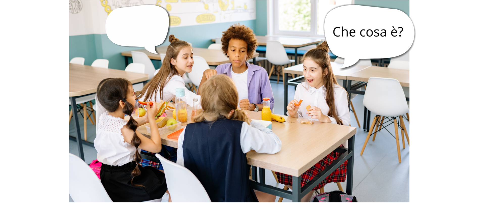 Grafika komiksowa przedstawia cztery dziewczynki i chłopca w stołówce szkolnej jedzących drugie śniadanie. Uczniowie siedzą przy stole, na którym widoczne są owoce i soki w butelkach, Dzieci jedzą warzywa i kanapki. Nad głowami uczniów widoczne są dymki. Nad jedną z dziewczynek dymek jest pusty. Nad drugą dziewczynką dymek jest z napisem: Che cosa è? Jakiej odpowiedzi udzielisz na pytanie? 