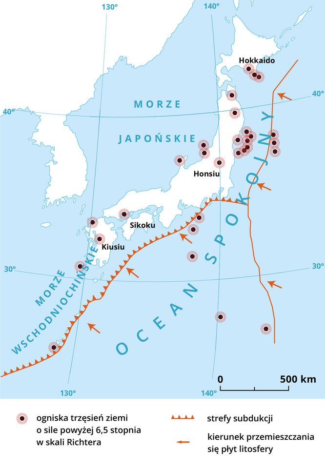 Mapa przedstawiająca trzęsienia ziemi na terenie Japonii. Lądy oznaczono kolorem białym, wody błękitnym. Pod mapą umieszczono legendę z opisem oznaczeń. Czarną kropką wpisaną w trzy czerwone okręgi oznaczono ogniska trzęsień ziemi o sile powyżej 6,5 stopnia w skali Richtera. Strefy subdukcji oznaczono czerwonymi liniami z trójkątami, a kierunek przemieszczania się płyt litosfery czerwonymi strzałkami. W prawym dolnym rogu mapy pozioma podziałka, na której jeden odcinek to dwieście pięćdziesiąt kilometrów. Na mapie linia południków i równoleżników co dziesięć stopni. Trzęsienia ziemi oznaczone na niemal całym obszarze Japonii. Najwięcej na północy i północnym wschodzie wyspy Honsiu i w południowej części Hokkaido. Na wschód od tamtego obszaru równolegle biegnie granica płyt litosfery, płyta ze wschodu przemieszcza się w kierunku wysp. Strefę subdukcji oznaczono od okolic w pobliżu Tokio, biegnie na południowy zachód wzdłuż wybrzeży archipelagu. W północnej części strefy oznaczono również trzęsienia ziemi, podobnie jak w rejonie wyspy Okinawa na południowym zachodzie, oraz na wyspie Kiusiu i okolicach. Podobnie jak poprzednio, także i tutaj płyta ze wschodu przemieszcza się w kierunku wysp.