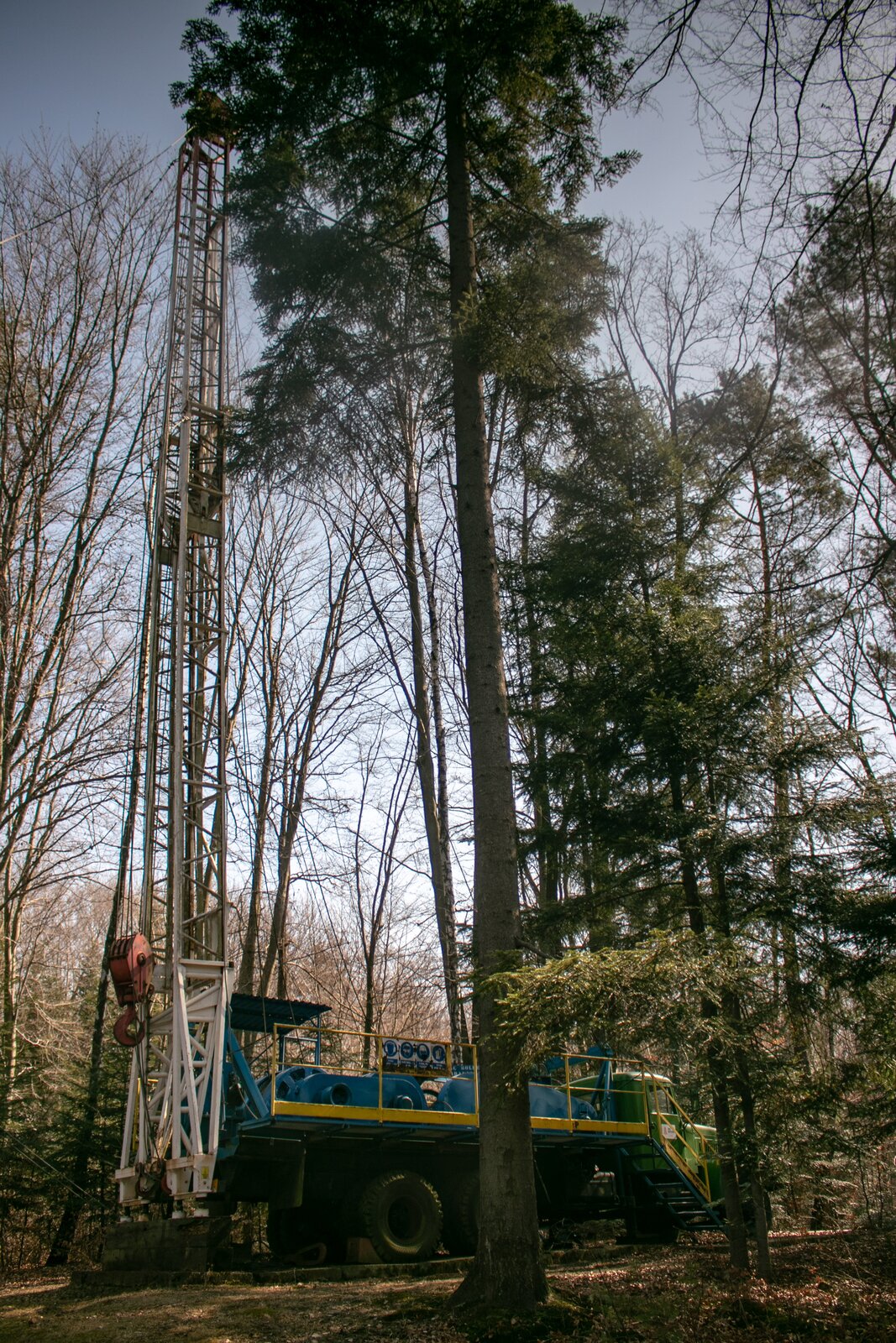 Winda wyciągowa typu Azinmasz 37 to urządzenie samojezdne, z masztem teleskopowym o udźwigu 320 kN i wysokości masztu 18,13 m.