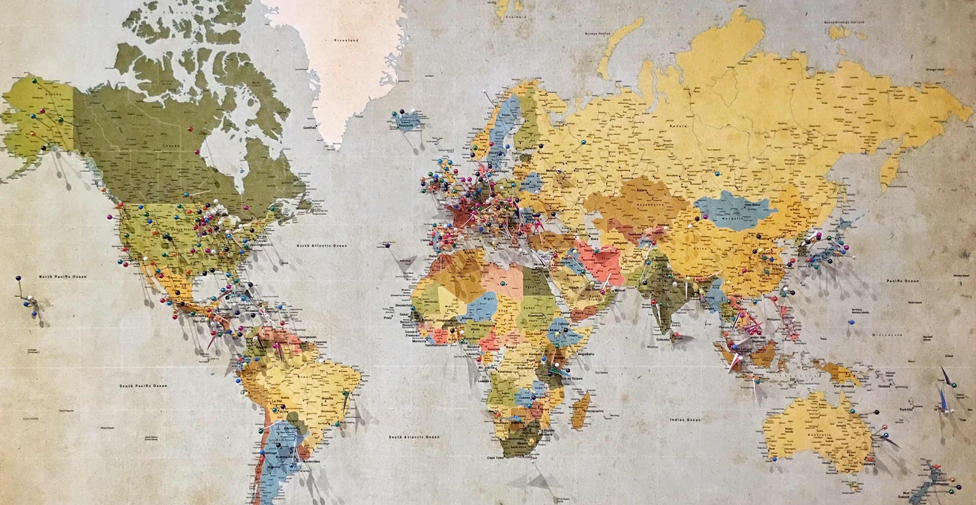 Zdjęcie przedstawia mapę świata.