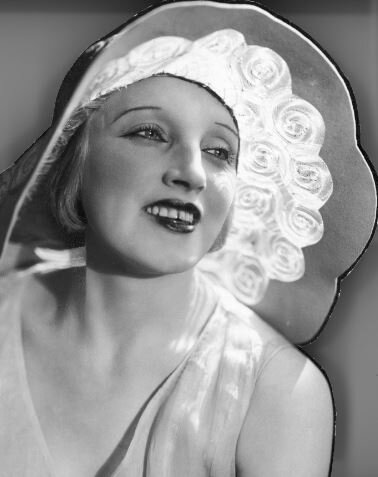 Czarno‑białe zdjęcie portretowe Hanki Ordonówny. Kobieta ma jasne włosy ukryte pod wielkim kapeluszem oraz zwiewną bluzkę bez rękawów.